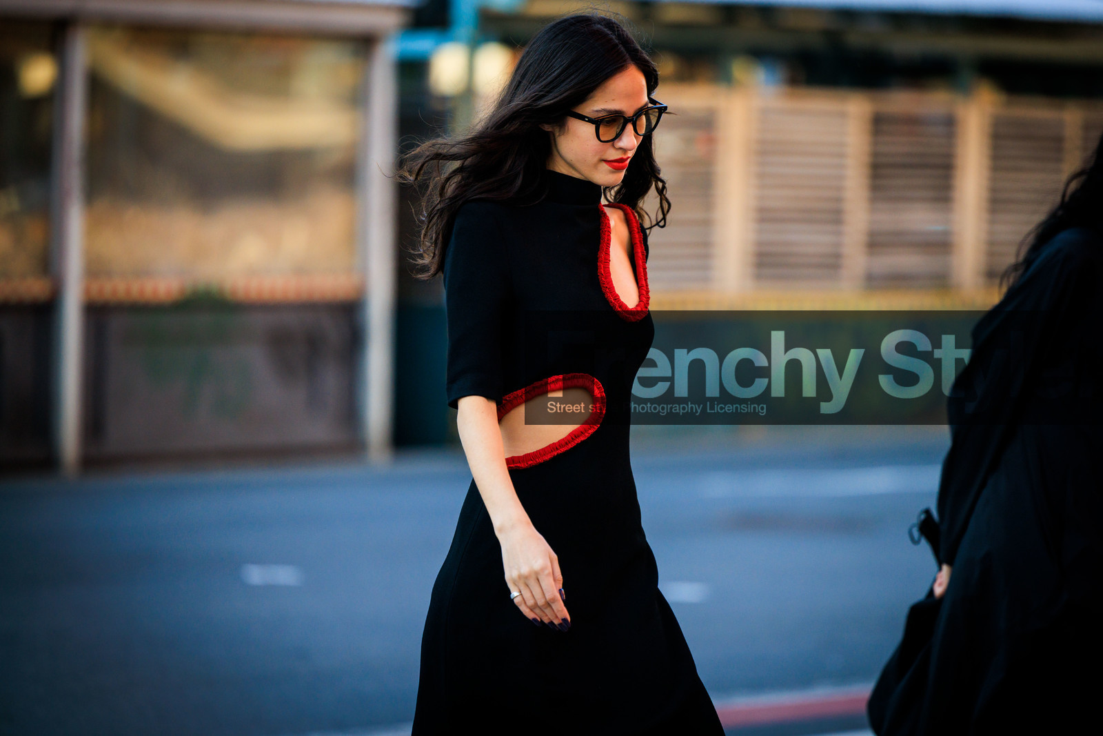 close up, cut out black and red dress, sunglasses, fashion week, frenchystyle, FW, jonathan paciullo, street style, NYFW, NEW YORK, AUTUMN WINTER 2022-2023, FALL WINTER 2022_2023, FW 22-23, atmosphere details, horizontal