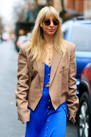 beige jacket, blue dress, kerry pieri, necklace, sunglasses, frenchystyle, jonathan paciullo, street style, NYFW, NEW YORK, AUTUMN WINTER 2019-2020, AW 19-20, FALL WINTER 2019-2020, FW 19-20, fashion week, FW, vertical, atmosphere details, detail