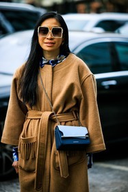 70s glasses, 70 sunglasses, 70S look, flared pants, flares coat, camel trench, classic trench, crossbody bag, white sunglasses, leather crossbody bag, big creole, golden earring, black crossbody, multicolor shirt, Miki Cheung, street style, jonathan paciullo, FW, frenchystyle, fashion week, NYFW, NEW YORK, AUTUMN WINTER 2022-2023, FALL WINTER 2022_2023, FW 22-23, vertical, atmosphere details