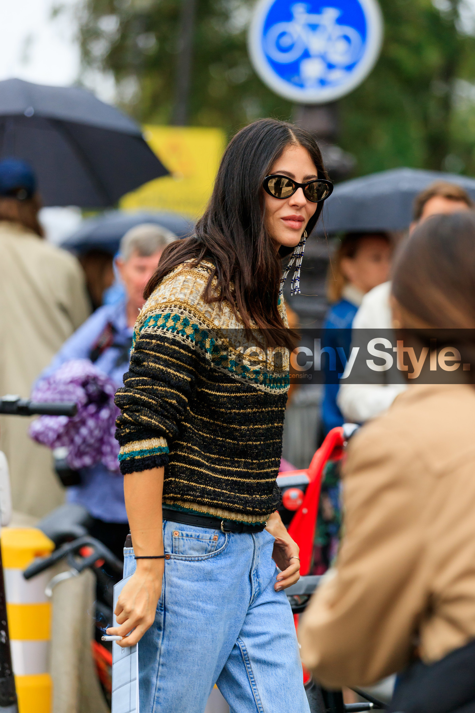 alessandra ambrosio, chanel belt, chanel pullover, chanel sunglasses, light blue jeans, levis jeans, black pullover, lurex pullover, golden pullover, mirror sunglasses, dangling earrings, pearl earrings, PARIS, PFW, SPRING SUMMER 2020, SS 20, fashion week, frenchystyle, FW, jonathan paciullo, street style, vertical, atmosphere details, detail