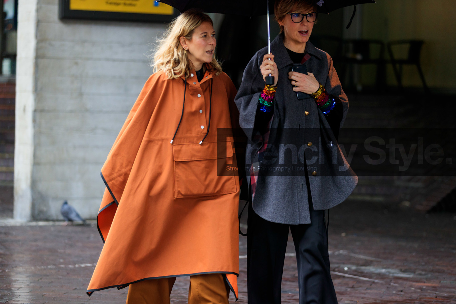 orange parka, orange hoodie, orange cape, dark grey shirt, dark grey cape, fashion week, frenchystyle, FW, jonathan paciullo, street style, LFW, LONDON, AUTUMN WINTER 2020-2021, FALL WINTER 2020-2021, FW 20-21, horizontal, atmosphere details, detail