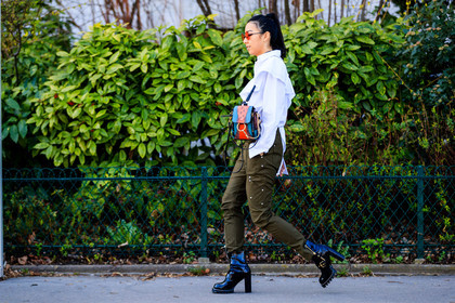 atmosphere details, AUTUMN WINTER 2017-2018, AW 17-18, black shoes, chloe, choker, FALL WINTER 2017-2018, fashion week, frenchystyle, full length, FW, FW 17-18, graphic bag, green pants, high heels, horizontal, jonathan paciullo, leather backpack, leather bag, leather shoes, military pants, necklace, PARIS, PFW, printed bag, ruffles, street style, sunglasses, trousers, white shirt