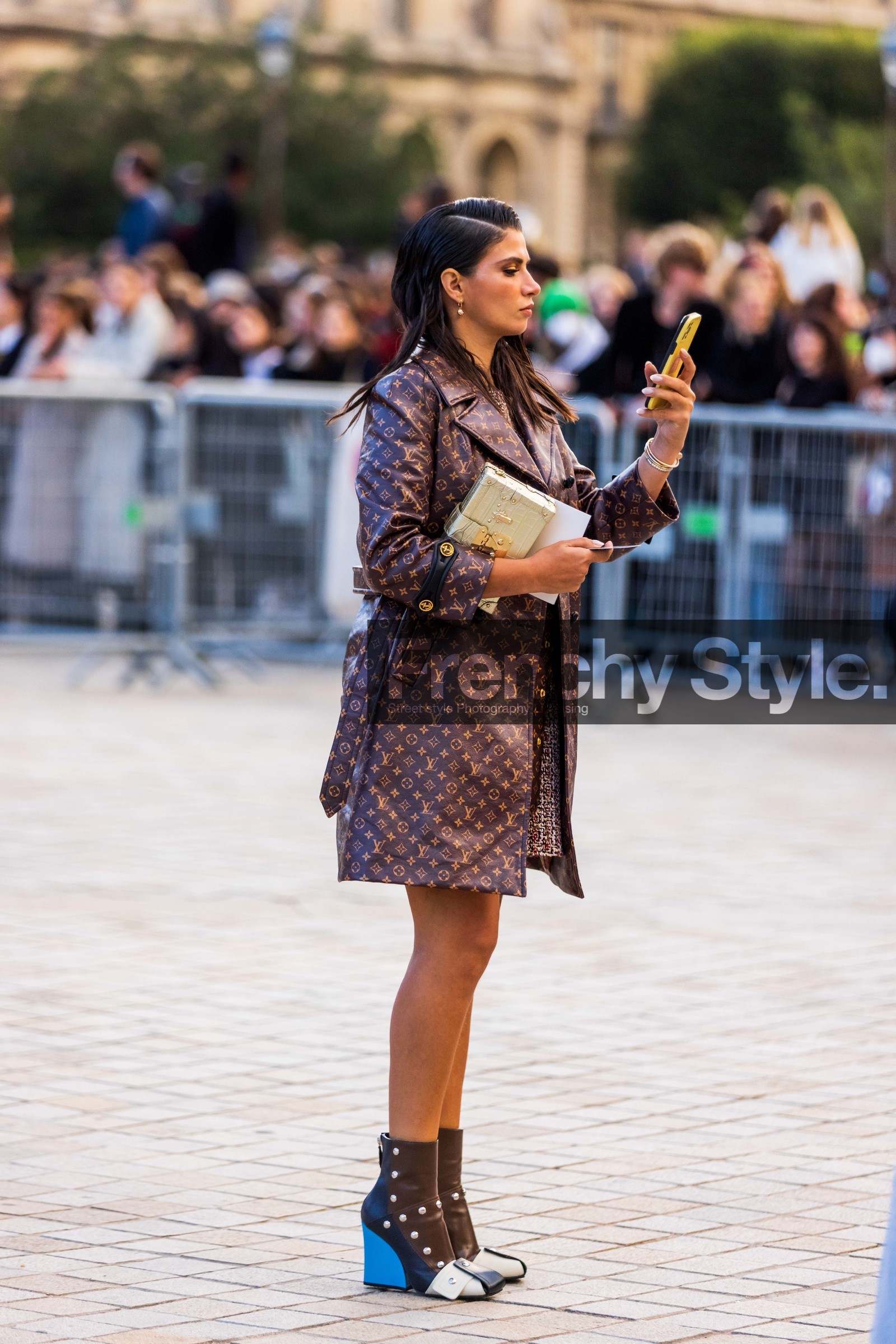 boots, brown boots, brown coat, coat, leather coat, logo print, louis vuitton boots, louis vuitton look, white clutch, fashion week, frenchystyle, FW, jonathan paciullo, street style, PFW, PARIS, SPRING SUMMER 2022, SS 22, vertical, full length