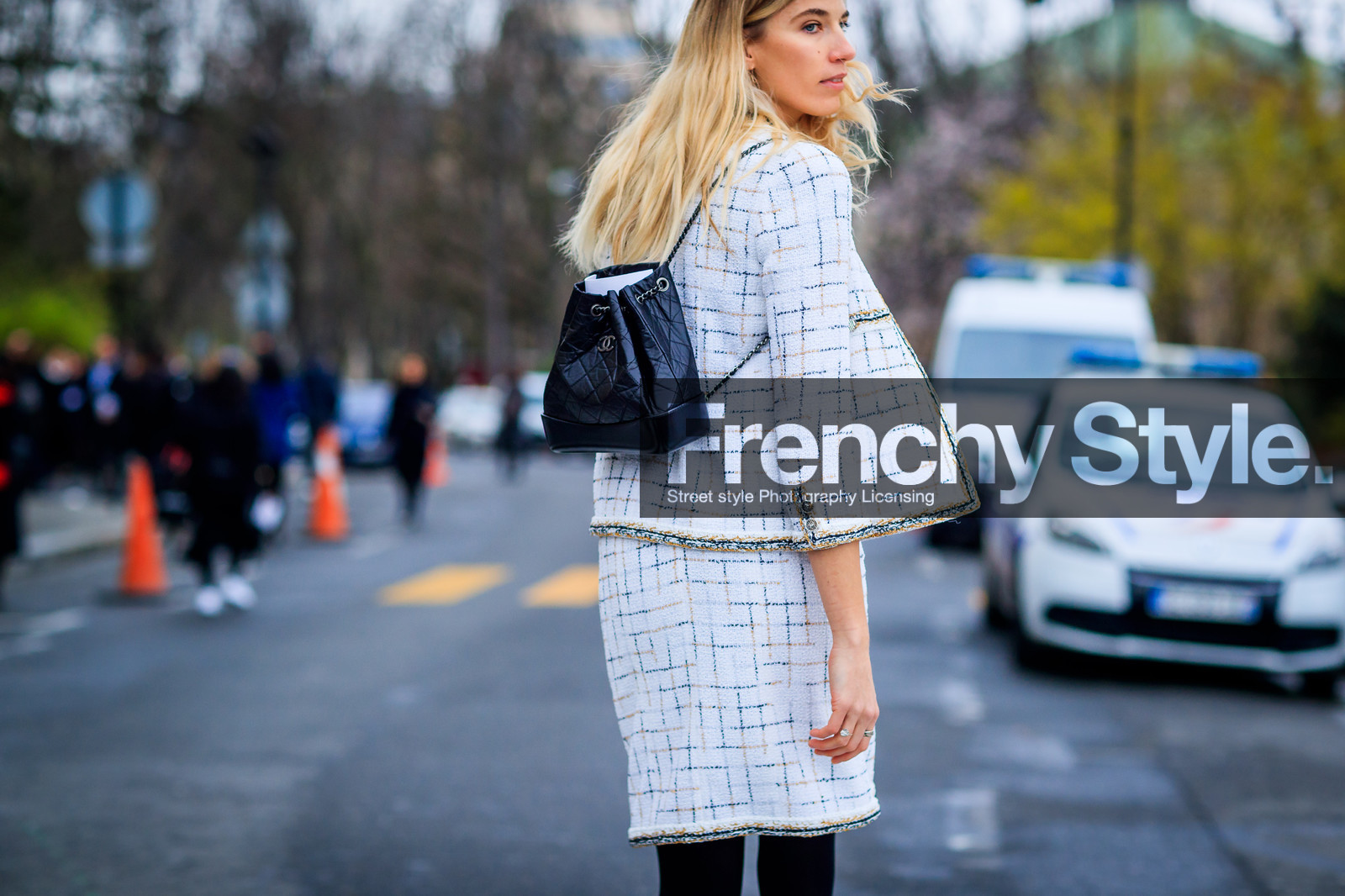 atmosphere details, AUTUMN WINTER 2017-2018, AW 17-18, back detail, black bag, black t shirt, chanel, checked jacket, checked suit, detail, FALL WINTER 2017-2018, fashion week, frenchystyle, FW, FW 17-18, gingham, graphic jacket, graphic suit, horizontal, jonathan paciullo, leather backpack, leather bag, PARIS, PFW, plaid, printed jacket, printed suit, printed t shirt, street style, tartan, tweed jacket, tweed skirt, veronika heilbrunner, white jacket, white suit