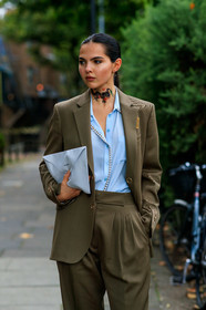 doina ciobanu, kaki suits, kaki jacket, kaki pants, loose jacket, loose pants, carrot pants, tatoo, animal tatoo, light blue shirt, fashion week, frenchystyle, FW, jonathan paciullo, street style, vertical, detail, atmosphere details