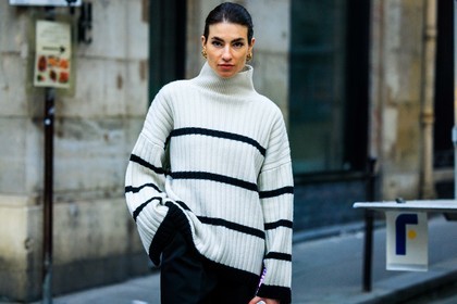 striped jumper, white jumper, black pants, flared pants, blue handbag, mini handbag, golden loops, fashion week, frenchystyle, FW, jonathan paciullo, street style, AUTUMN WINTER 2022-2023, FALL WINTER 2022_2023, FW 22-23, PFW, PARIS, horizontal, atmosphere details, detail