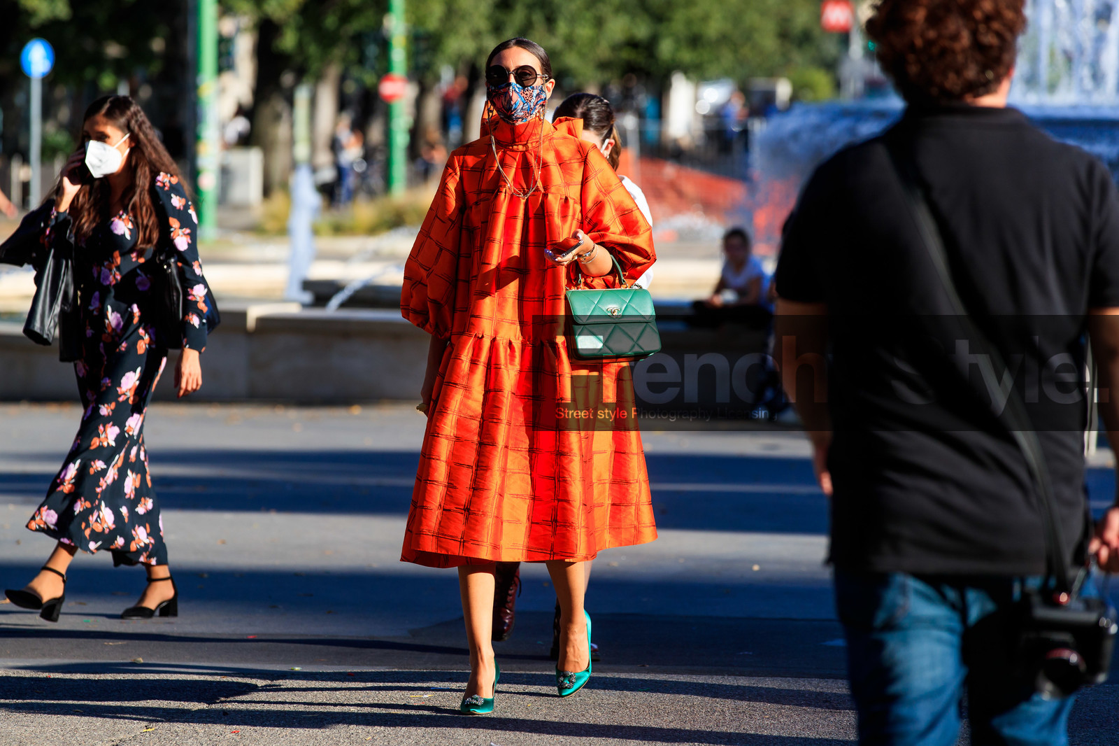 orange dress, checked dress, long sleeves dress, mid long dress, green leather bag, green pumps, strassed pumps, manolo blahnik shoes, quilted bag, satin pumps, high heels shoes, chanel bag, round shape sunglasses, chain strap sunglasses, covid face mask, gabriella berdugo, fashion week, frenchystyle, FW, jonathan paciullo, street style, MFW, MILAN, SPRING SUMMER 2021, SS 21, horizontal, atmosphere details, full length