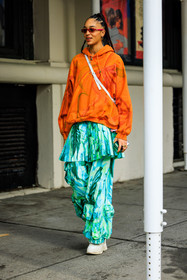 red sunglasses, orange hoodie, crossbody bag, platform sneakers, blacn and white sneakers, belt sneakers, sporty look, cargo pants, blue and green pants, print cargo pants, printed overzised shirt, big golden loops, street style, jonathan paciullo, FW, frenchystyle, fashion week, NYFW, NEW YORK, AUTUMN WINTER 2022-2023, FALL WINTER 2022_2023, FW 22-23, vertical, full length, model
