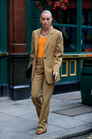 flora macdonald johnston, beige total look, beige suits, orange top, big chain necklace, golden necklace, golden earrings, diamond earrings, hoop earrings, loose pants, fashion week, frenchystyle, FW, jonathan paciullo, street style, vertical, full length