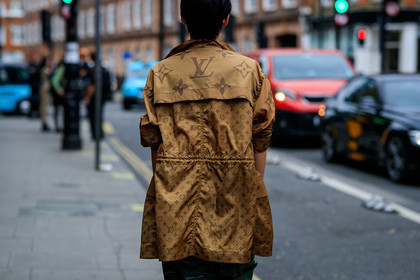 louis vuitton jacket, beige waterproof jacket, beige parka, green pants, jogging pants, supreme pants, street wear look, back details, monogrammed jacket, logo all over, fashion week, frenchystyle, FW, jonathan paciullo, street style, atmosphere details, horizontal, detail