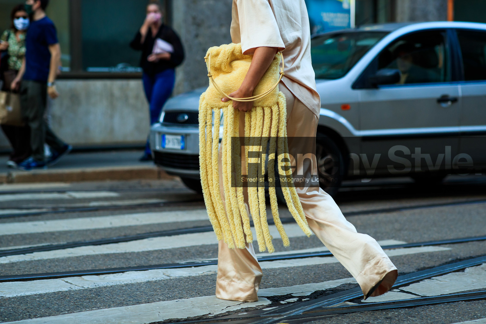 nude shirt, nude pants, silk pants, silk shirt, satin pants, satin shirt, short sleeves shirt, pyjama shirt, pyjama pants, pyjama look, yellow bag, fur bag, fringe bag, Tiffany Hsu, street style, jonathan paciullo, FW, frenchystyle, fashion week, MFW, MILAN, SPRING SUMMER 2021, SS 21, horizontal, atmosphere details, detail
