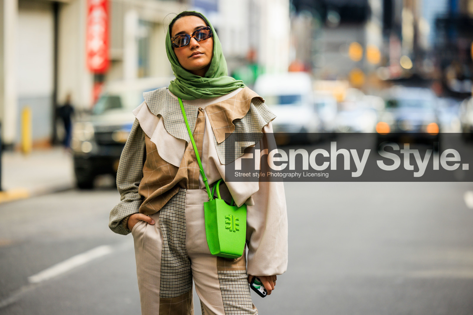 patchwork look, beig patchwork pants, patch work oversized shirt, green scarf, rayban sunglasses, green hijab, fluo green crossbody bag, fashion week, frenchystyle, FW, jonathan paciullo, street style, NYFW, NEW YORK, AUTUMN WINTER 2022-2023, FALL WINTER 2022_2023, FW 22-23, atmosphere details, horizontal