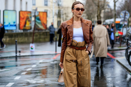 mary leest, brown jacket, vinyl jacket, brown vinyl jacket, tie and dye jacket, cropped jacket, white top, square shape glasses, small sunglasses, camel pants, camel leather belt, high waist pants, multi pocket pants, zipped pants, belted pants, fashion week, frenchystyle, FW, jonathan paciullo, street style, PFW, PARIS, horizontal, atmosphere details, detail