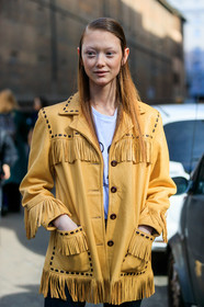 model, nude make up, yellow leather jacket, fringe jacket, cowboy jacket, make up, make up details, hair details, fashion week, frenchystyle, FW, jonathan paciullo, street style, MFW, MILAN, AUTUMN WINTER 2020-2021, FALL WINTER 2020-2021, FW 20-21, vertical, atmosphere details, detail