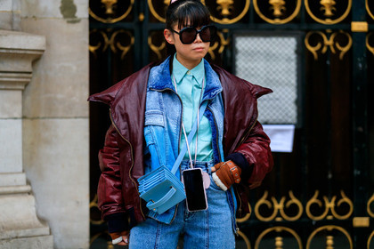 leaf greener, burgundy leather bombers, denim, denim jacket, blue jacket, blue jeans, tie and dye jacket, tie and dye jeans, zipped jacket, light blue shirt, light blue leather bag, crossbody bag, painted jacket, painted jeans, black sunglasses, big sunglasses, geometric shape glasses, stella mccartney jeans, stella mccartney jacket, fashion week, frenchystyle, FW, jonathan paciullo, street style, PFW, PARIS, horizontal, atmosphere details, detail