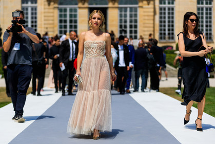 fishnet, gold bag, golden shoes, graphic dress, lace dress, leather bag, leather shoes, nude dress, printed dress, tulle, white bag, fashion week, frenchystyle, FW, jonathan paciullo, street style, PFW, PARIS, horizontal, atmosphere details, full length, AUTUMN WINTER 2018-2019, FALL WINTER 2018-2019, FW 18-19
