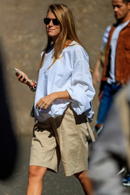 monica ainley, aviator sunglasses, black sunglasses, hermes bracelet, lucky charm bracelet, silvered chain bracelet, white blouse, beige bermuda shorts, zebra bag, black leather bag, fashion week, frenchystyle, FW, jonathan paciullo, street style, vertical, detail, atmosphere details