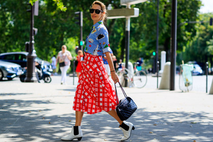 black bag, blue shirt, chanel, checked, graphic shirt, graphic skirt, leather bag, leather shoes, plaid, printed shirt, printed skirt, red skirt, sunglasses, white boots, fashion week, frenchystyle, FW, jonathan paciullo, street style, PFW, PARIS, horizontal, atmosphere details, full length, AUTUMN WINTER 2018-2019, FALL WINTER 2018-2019, FW 18-19, alexandra golovanoff