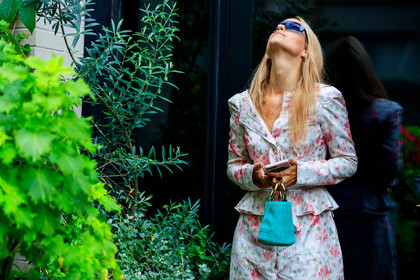 blue bag, Charlotte Groeneveld, floral, flowers, graphic dress, graphic jacket, graphic skirt, leather bag, printed dress, printed jacket, printed skirt, sunglasses, turquoise, white jacket, white skirt, street style, jonathan paciullo, FW, frenchystyle, fashion week, NYFW, NEW YORK, SPRING SUMMER 2019, SS 19, atmosphere details, horizontal, detail