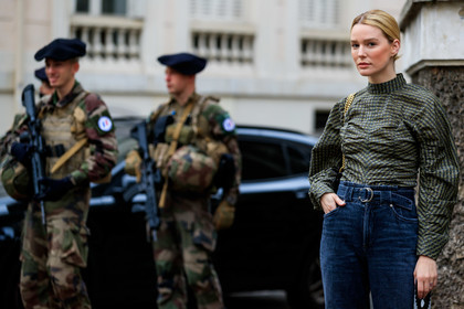 megan adelaide, kaki blouse, high collar blouse, checked blouse, high waist jeans, blue jeans, denim, belted pants, fashion week, frenchystyle, FW, jonathan paciullo, street style, PFW, PARIS, horizontal, atmosphere details, detail