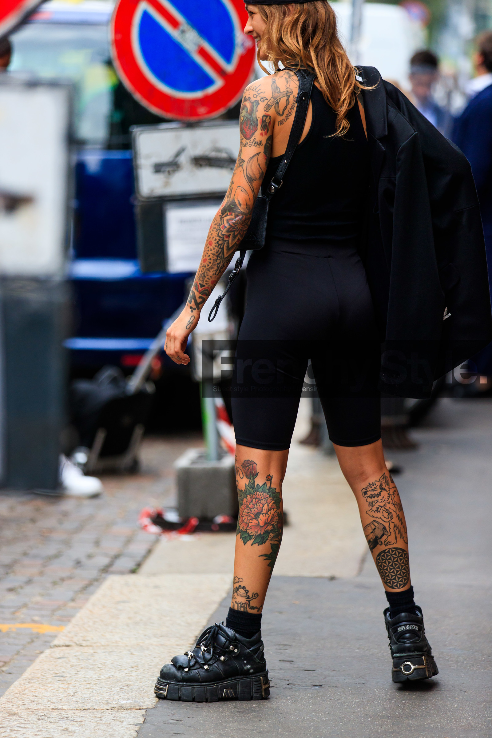 tatoo, tatoo all over, big sole boots, black leather boots, laced boots, metalic boots, black socks, legging shorts, bermuda pants, black total look, black shorts, black top, black jacket, sleeveless top, back details, street style, jonathan paciullo, FW, frenchystyle, fashion week, MFW, MILAN, SPRING SUMMER 2021, SS 21, vertical, detail
