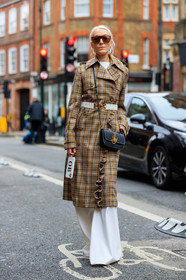 checked trench coat, beige trench coat, belted trench coat, white leather belt, ruffle trench coat, black leather bag, j w anderson bag, crossbody bag, hoop earrings, silvered earrings, golden earrings, different earrings, scale sunglasses, big sunglasses, gucci sunglasses, white pants, fashion week, frenchystyle, FW, jonathan paciullo, street style, LFW, LONDON, AUTUMN WINTER 2020-2021, FALL WINTER 2020-2021, FW 20-21, vertical, full length