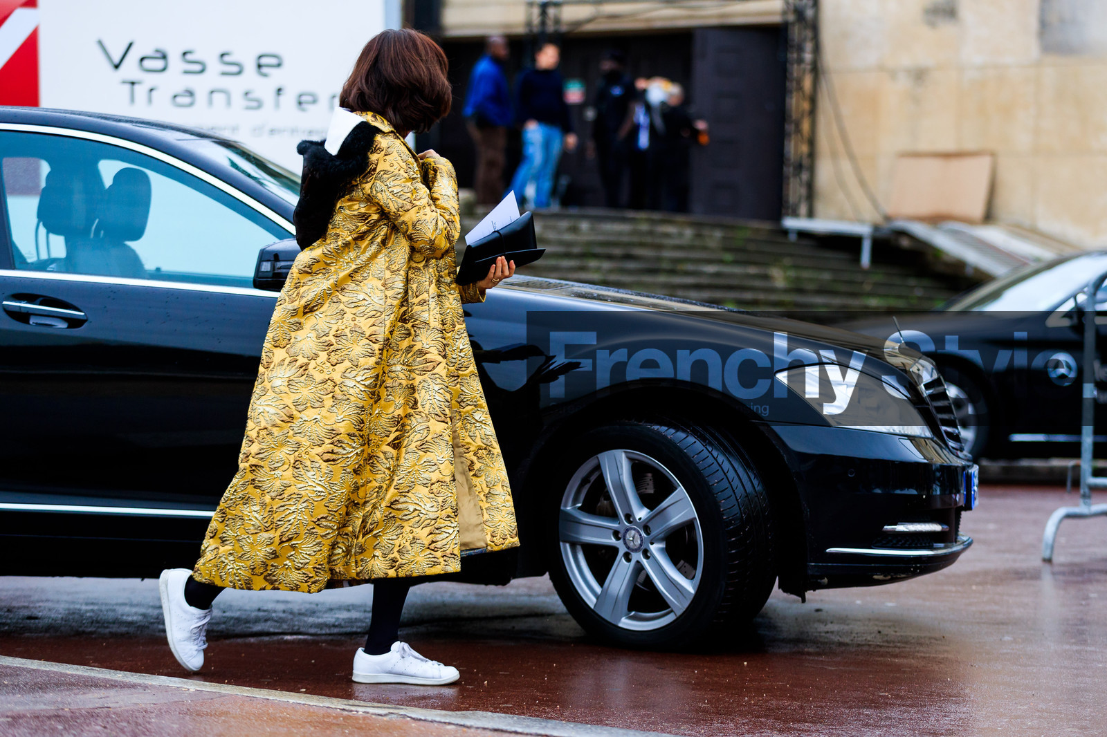 atmosphere details, AUTUMN WINTER 2017-2018, AW 17-18, black bag, brocard, embroidered coat, FALL WINTER 2017-2018, fashion week, frenchystyle, full length, FW, FW 17-18, gold coat, golden jacket, horizontal, jonathan paciullo, leather shoes, PARIS, PFW, street style, white sneakers