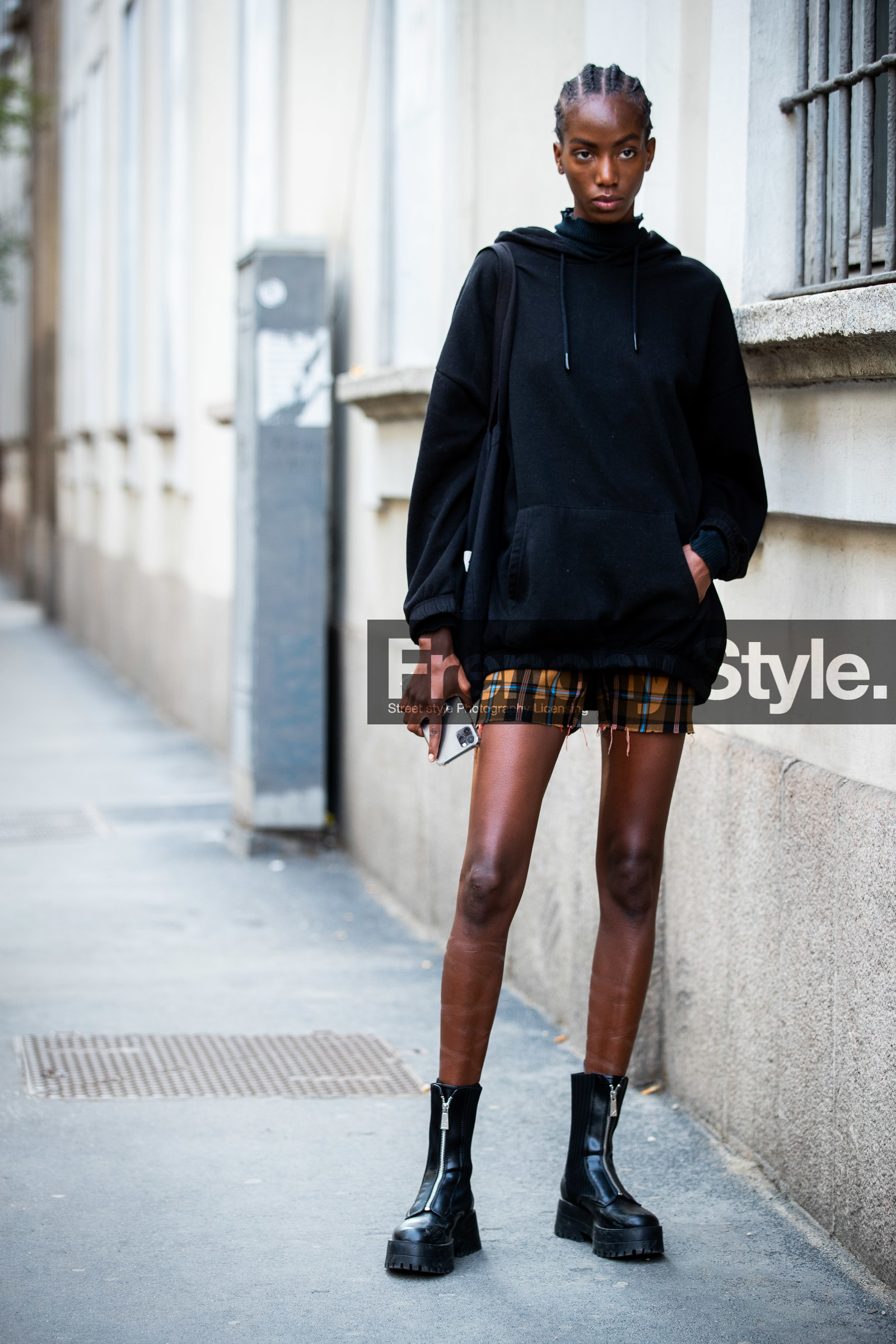 black hoodie, black leather boots, checked shorts, camel shorts, beige shorts, used shorts, zipped boots, flat boots, big sole boots, street style, jonathan paciullo, FW, frenchystyle, fashion week, MFW, MILAN, SPRING SUMMER 2021, SS 21, vertical, full length, model
