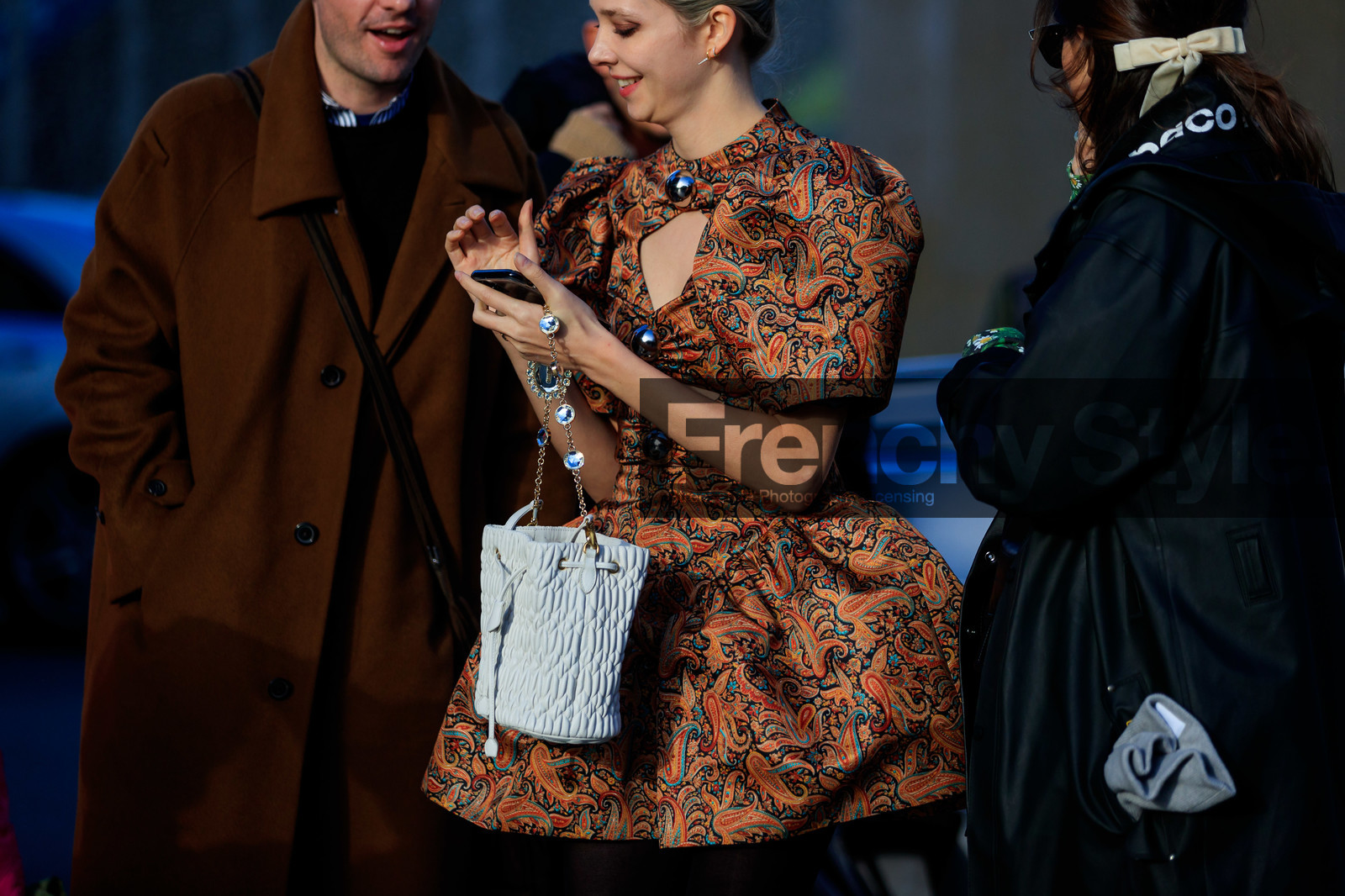 cachemere printed dress, miu miu bag, multicolor dress, short sleeves dress, balloon sleeves, button dress, openwork dress, white leather bag, pleated bag, bucket bag, silvered chain strap bag, strassed strap bag, bag detail, close up detail, fashion week, frenchystyle, FW, jonathan paciullo, street style, LFW, LONDON, AUTUMN WINTER 2020-2021, FALL WINTER 2020-2021, FW 20-21, horizontal, atmosphere details, detail