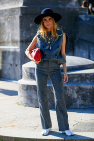 black hat, blanca miro scrimieri, grey pants, grey top, leather bag, leather shoes, maison martin margiela, necklace, red bag, tabi shoes, trousers, white shoes, PARIS, PFW, street style, jonathan paciullo, FW, frenchystyle, fashion week, AUTUMN WINTER 2019-2020, AW 19-20, FALL WINTER 2019-2020, FW 19-20, vertical, full length
