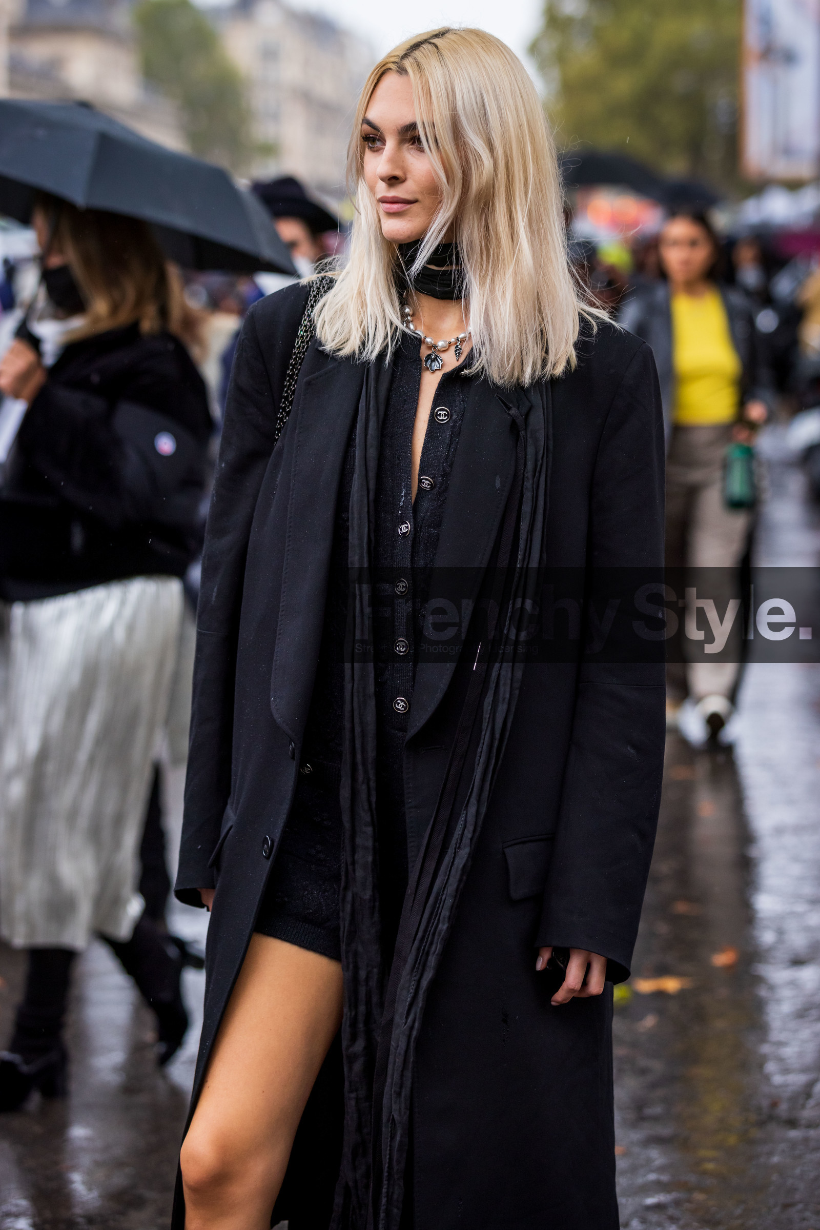 black coat, black dress, black monochrome, black scarf, chanel look, coat, monochrome, pearls necklace, scarf, short dress, Vittoria Ceretti, fashion week, frenchystyle, FW, jonathan paciullo, street style, PFW, PARIS, SPRING SUMMER 2022, SS 22, vertical, atmosphere details, model