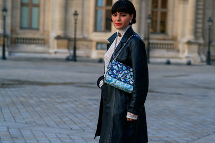 maria bernad, black leather jacket, long jacket, white blouse, lace blouse, high collar blouse, pearl necklace, choker necklace, chocker, choker necklace, celine earrings, pearls earring, blue leather bag, floral printed bag, silvered chain strap bag, crossbody bag, louis vuitton bag, PARIS, PFW, SPRING SUMMER 2020, SS 20, fashion week, frenchystyle, FW, jonathan paciullo, street style, horizontal, atmosphere details, detail