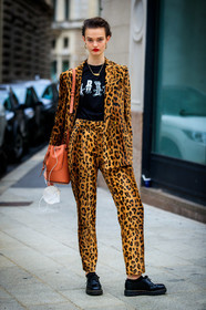 leopard printed jacket, leopard printed look, leopard printed pants, fur jacket, fur pants, fur suits, black t-shirt, leopard printed suits, letter printed t-shirt, camel leather bag, bucket bag, loewe bag, shoulder bag, golden necklace, doc marteens shoes, black leather derbies, laced shoes, lulu tenney, street style, jonathan paciullo, FW, frenchystyle, fashion week, MFW, MILAN, SPRING SUMMER 2021, SS 21, vertical, full length, model