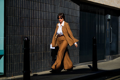 beige suits, white shirt, golden earrings, sunglasses, metalic frame sunglasses, bulgari monete ring, plaited belt, brown belt, fashion week, frenchystyle, FW, jonathan paciullo, street style, atmosphere details, horizontal, full length