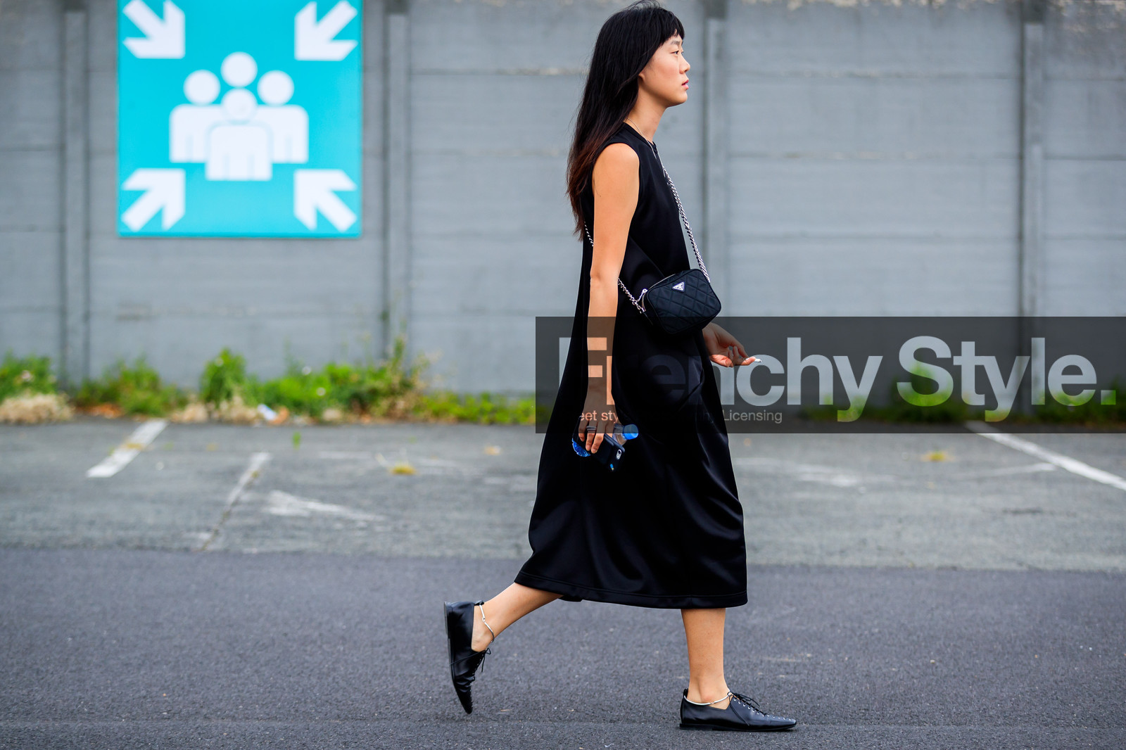 black bag, black dress, black shoes, leather bag, leather shoes, prada, tone on tone, total look black, fashion week, frenchystyle, FW, jonathan paciullo, street style, PFW, PARIS, atmosphere details, horizontal, full length, AUTUMN WINTER 2018-2019, FALL WINTER 2018-2019, FW 18-19