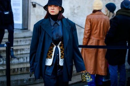 dark grey jacket, black hat, black jacket, black leather shirt, white shirt, camel shirt, floral embroidered shirt, lace hat, quilted shirt, layered shirt, layered jacket, checked jacket, leopard printed bag, hand bag, mini bag, fashion week, frenchystyle, FW, jonathan paciullo, street style, PFW, PARIS, horizontal, atmosphere details, detail