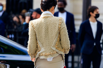 back details, beige jacket, tweed jacket, embroidered jacket, pearl embroidered jacket, strassed jacket, chanel jacket, julia comil, fashion week, frenchystyle, FW, jonathan paciullo, street style, PFW, PARIS, AUTUMN WINTER 2021-2022, FALL WINTER 2021-2022, FW 21-22, atmosphere details, horizontal, detail