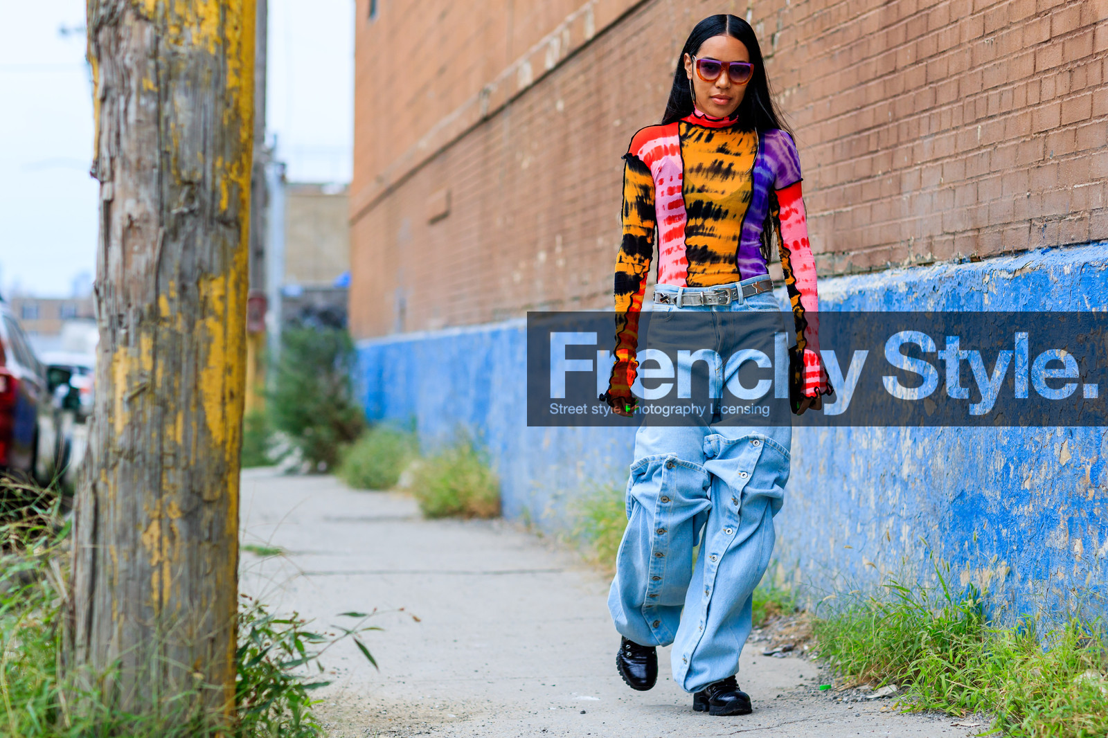 aleali may, black shoes, blue denim, denim pants, jeans, leather shoes, metallic belt, multicolor sweater, orange, purple, red, sunglasses, tie & die, trousers, tye dye, street style, jonathan paciullo, FW, frenchystyle, fashion week, NYFW, NEW YORK, SPRING SUMMER 2019, SS 19, atmosphere details, horizontal, full length