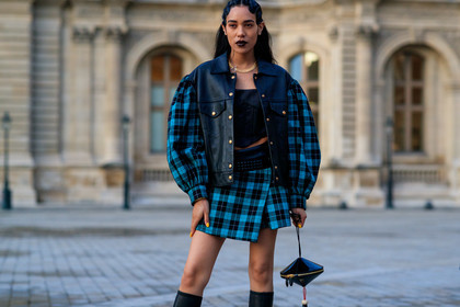 aleali may, black leather jacket, black leather top, black leather skirt, black leather belt, black polish bag, box bag, mini bag, hand bag, geometric shape bag, monogrammed bag, checked jacket, checked skirt, green skirt, green jacket, plaid jacket, plaid skirt, strapless top, mini skirt, cropped top, oversize jacket, louis vuitton bag, louis vuitton jacket, louis vuitton skirt, louis vuitton total look, black lipstick, make up details, make up, golden necklace, letters necklace, PARIS, PFW, SPRING SUMMER 2020, SS 20, fashion week, frenchystyle, FW, jonathan paciullo, street style, horizontal, atmosphere details, detail