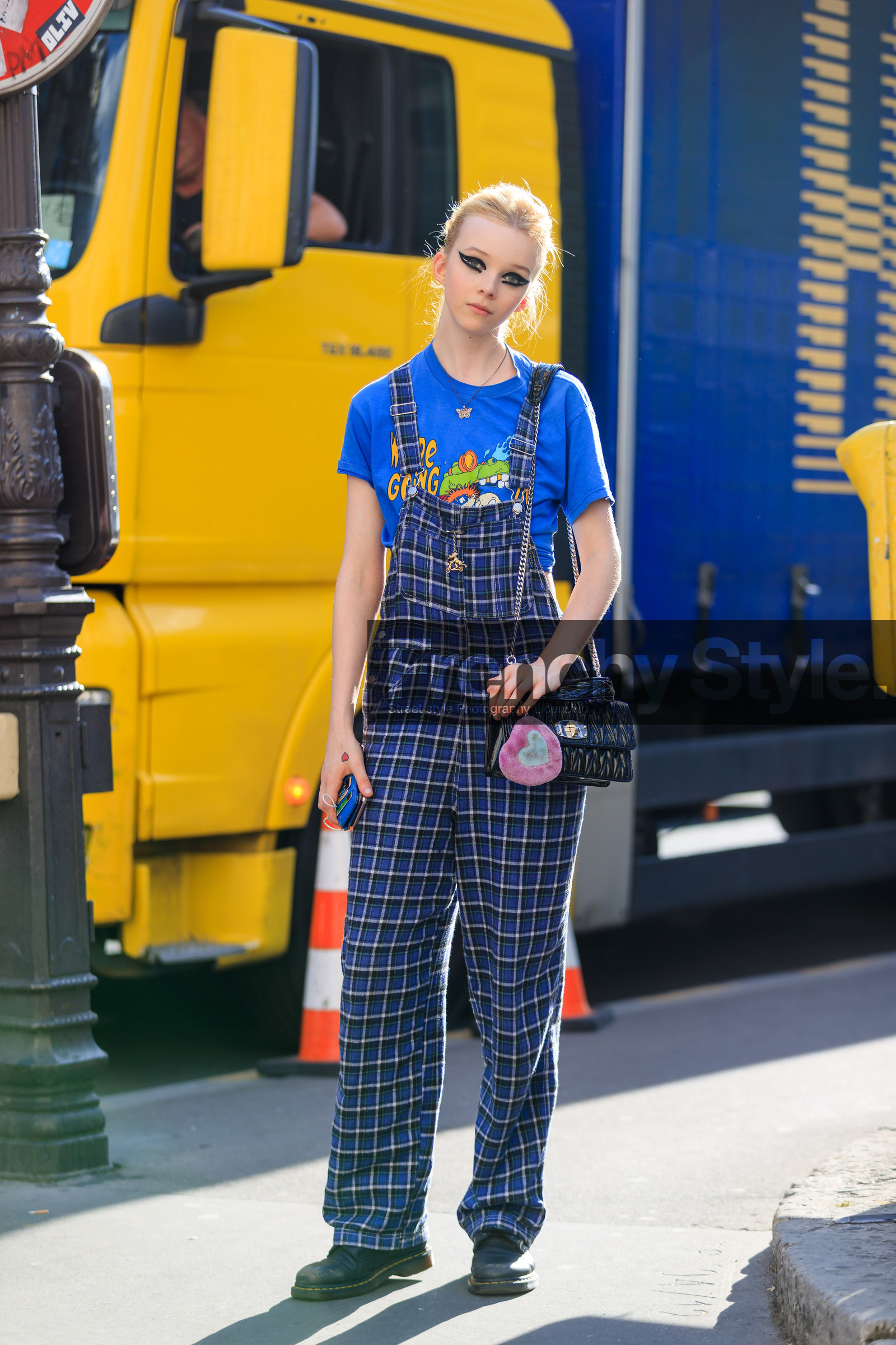 black bag, blue jumpsuit, blue t shirt, checked, eyeliner, graphic jumpsuit, graphic pants, leather bag, leather shoes, miu miu, plaid, plaid jumpsuit, printed jumpsuit, printed pants, printed t shirt, trousers, PFW, fashion week, frenchystyle, FW, jonathan paciullo, street style, PARIS, vertical, full length, model, AUTUMN WINTER 2018-2019, FALL WINTER 2018-2019, FW 18-19