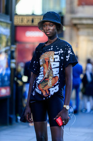 model, black hat, black t-shirt, printed t-shirt, cardi b t-shirt, black shorts, tight shorts, fashion week, frenchystyle, FW, jonathan paciullo, street style, vertical, detail, atmosphere details