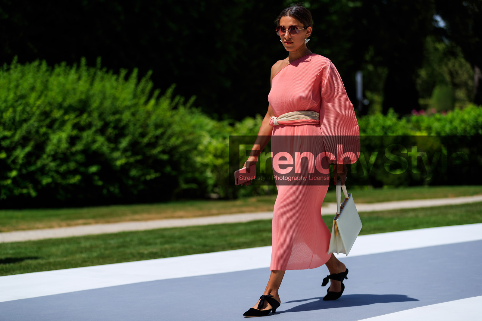 belt, black shoes, leather bag, leather shoes, pink dress, pleated dress, pleats, sunglasses, white bag, fashion week, frenchystyle, FW, jonathan paciullo, street style, PFW, PARIS, horizontal, atmosphere details, detail, AUTUMN WINTER 2018-2019, FALL WINTER 2018-2019, FW 18-19