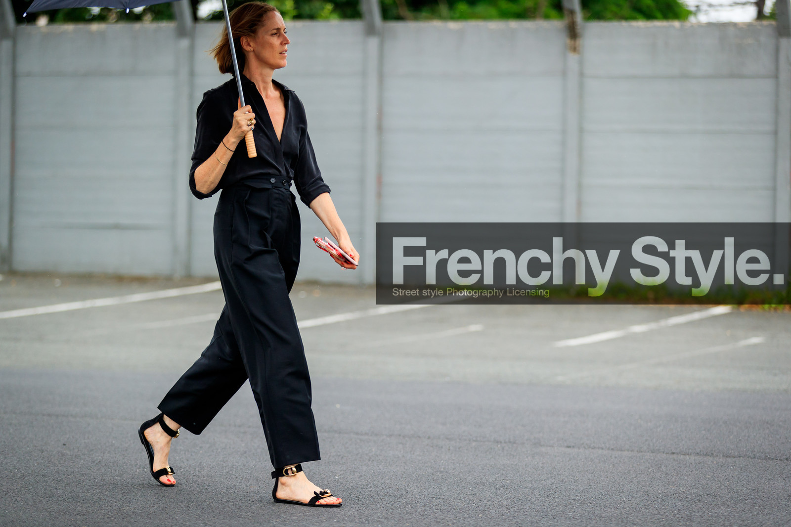 black pants, black shirt, black shoes, leather shoes, tone on tone, total look black, trousers, fashion week, frenchystyle, FW, jonathan paciullo, street style, PFW, PARIS, atmosphere details, horizontal, full length, AUTUMN WINTER 2018-2019, FALL WINTER 2018-2019, FW 18-19, aleksandra woroniecka