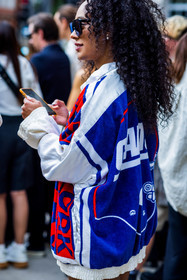 sweatshirt, white, blue, colorful, sunglasses, fashion week, frenchystyle, FW, jonathan paciullo, street style, SS 22, SPRING SUMMER 2022, LFW, LONDON, vertical, atmosphere details, detail