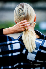 leonie hanne, dior hair clip, hair details, hair clip, golden hair clip, strassed hair clip, heart shape hair clip, diamond ring, dior ring, multi rings, back details, close up detail, fashion week, frenchystyle, FW, jonathan paciullo, street style, PFW, PARIS, SPRING SUMMER 2021, SS 21, vertical, atmosphere details, detail