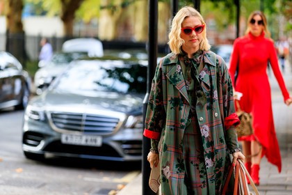 floral, flowers, graphic coat, green coat, printed coat, sunglasses, fashion week, frenchystyle, FW, jonathan paciullo, street style, LFW, LONDON, SPRING SUMMER 2019, SS 19, atmosphere details, horizontal, detail
