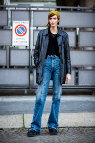 yellow scarf, printed scarf, cachemere printed scarf, hair scarf, green scarf, black leather jacket, black t-shirt, blue jeans, used jeans, flare jeans, street style, jonathan paciullo, FW, frenchystyle, fashion week, MFW, MILAN, SPRING SUMMER 2021, SS 21, vertical, full length, model