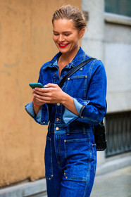 denim, denim jumpsuit, red lipstick, anna ewers, street style, jonathan paciullo, FW, frenchystyle, fashion week, MFW, MILAN, SPRING SUMMER 2021, SS 21, vertical, detail, model