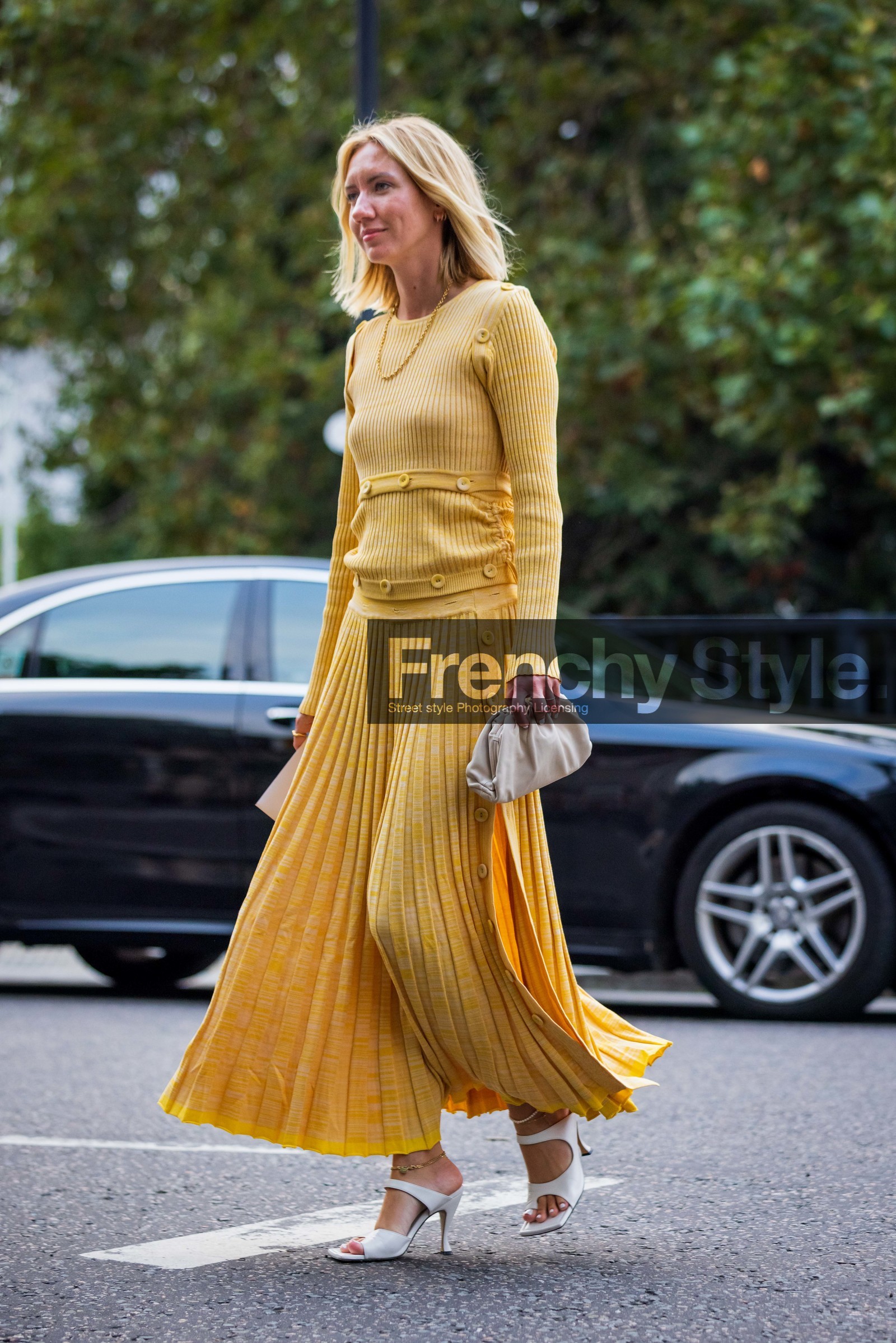 Lisa Aiken, heeled sandals, heels, yellow, knits, knitted top, knit, knitwear, midi skirt, pleated skirt, clutch, bottega veneta, bottega veneta bag, fashion week, frenchystyle, FW, jonathan paciullo, street style, SS 22, SPRING SUMMER 2022, LFW, LONDON, vertical, full length