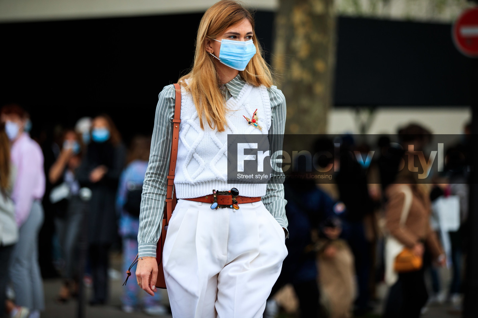 white pants, white pullover, sleeveless pullover, grey shirt, striped shirt, carrot pants, belted pants, camel leather belt, animal shape pin, golden pin, covid face mask, street style, jonathan paciullo, FW, frenchystyle, fashion week, PFW, PARIS, SPRING SUMMER 2021, SS 21, horizontal, atmosphere details, detail
